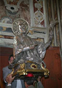 La statua del Santo Patrono viene rimossa dalla nicchia